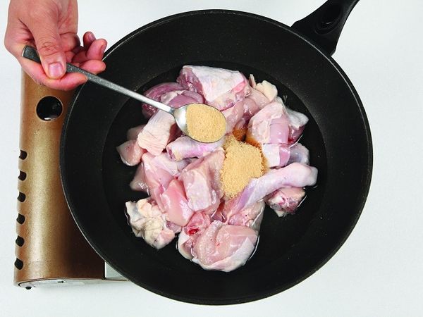 在深鍋內放入雞肉、水、黃砂糖，並以大火燉煮。這時不要蓋上鍋蓋