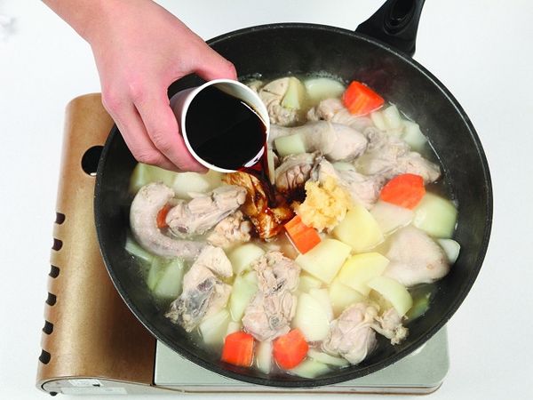 煮大約15 分鐘後，放入蒜泥與一般醬油拌煮。