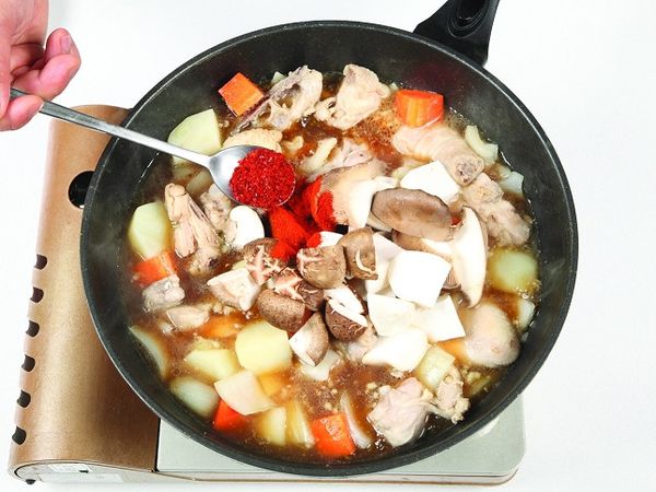 放入香菇、杏鮑菇、粗辣椒粉、細辣椒粉等拌勻。