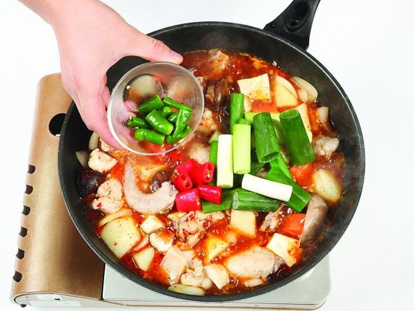 放入大蔥、紅辣椒、青陽辣椒拌煮。