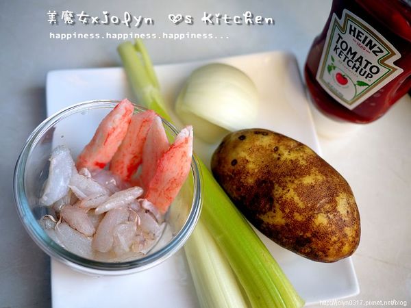 準備[主食材]蟹肉／蟹肉棒(可先用些許米酒去腥) [副食材]馬鈴薯、洋蔥切大丁、西芹切丁