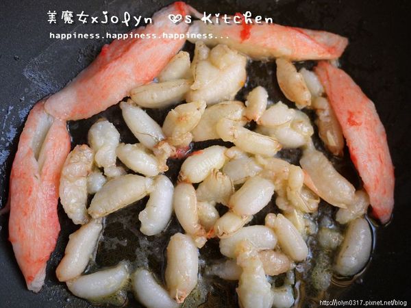 熱鍋置入橄欖油，將蟹肉拌炒5分熟盛出備用