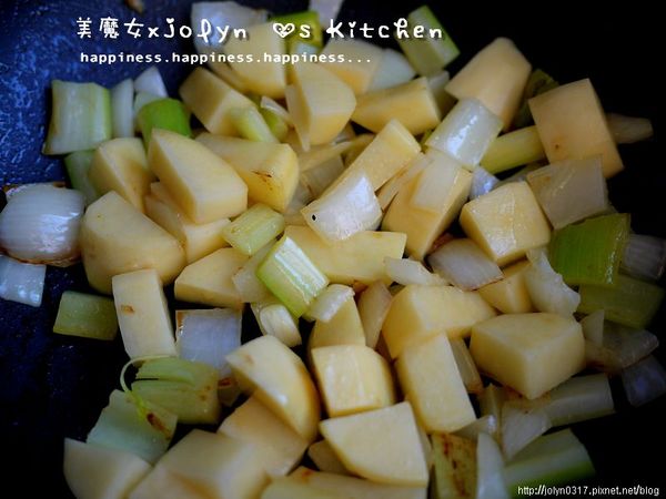 加入馬鈴薯丁拌炒至5分熟