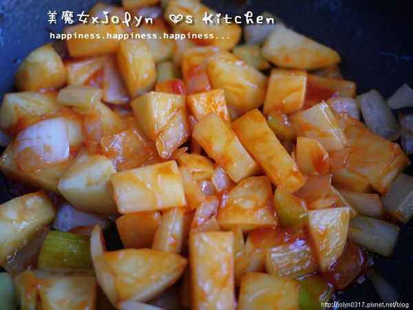 每100g的醬由126g的藤蔓上自然熟成的番茄製成, 所以亨氏番茄醬番茄風味更濃郁, 顏色也呈現自然鮮紅，色澤真的超棒的～