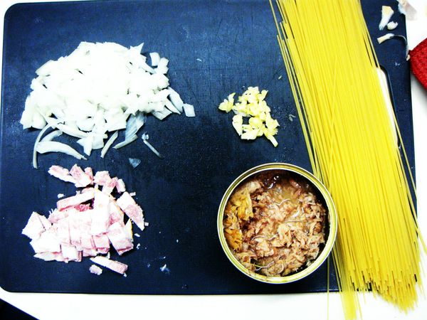 培根和洋蔥切丁，蒜頭和巴西里切碎。起一鍋熱水加鹽，水滾後把義大利麵呈散狀放下去煮