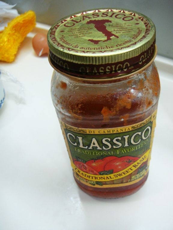 放入義大利麵醬，再把鮪魚放進去，我這裡用的是水煮鮪魚，如果是用油漬鮪魚，油量跟培根就要減少一點喔!