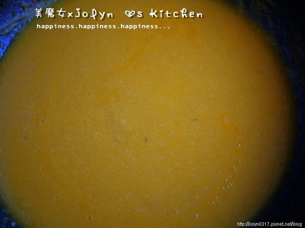 再用攪拌棒將湯底打成泥糊狀再悶煮2分