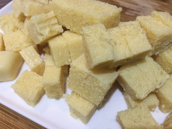 雞蛋豆腐放入冷凍，凍過之後再取出切塊。