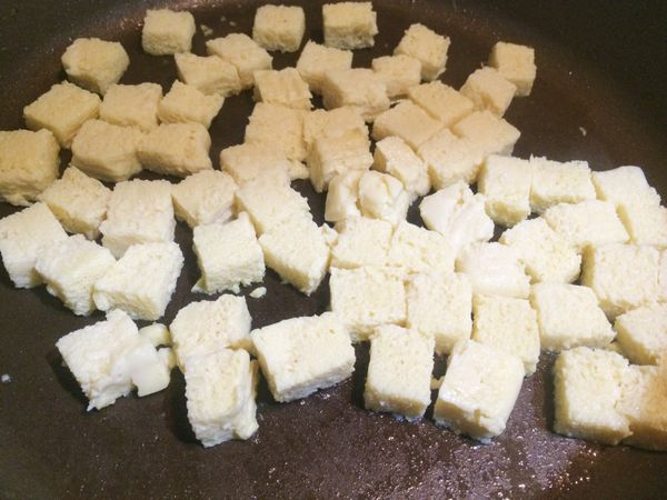 鍋裡放1大匙油，中火加熱，把雞蛋凍豆腐放入，豆腐放入會一直出水，請煎到沒出水為止，讓兩面都微黃上色。