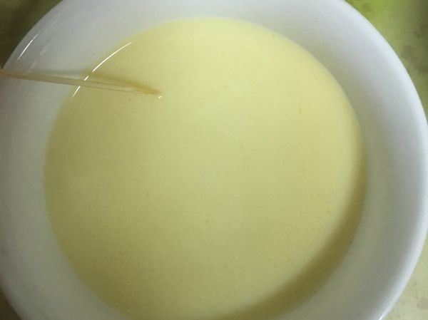 把用好的布丁液倒入剛剛加了焦糖的容器中
❗️請輕輕倒入，避免產生氣泡❗️
如果有小氣泡 可以拿牙籤戳掉～