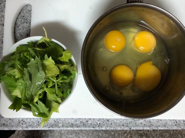 芹菜葉洗淨備用