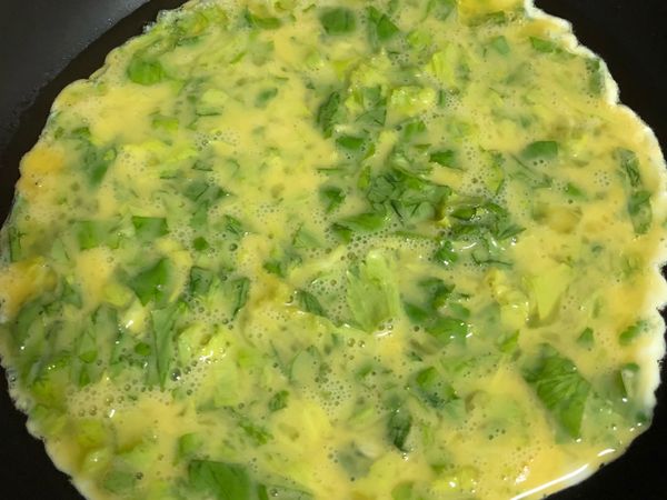 鍋內放入適量的油，倒入剛打好的蛋液
煎熟後即可起鍋