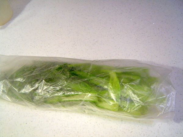用塑膠袋包起, 放冰箱冷藏醃製約3~5天即可