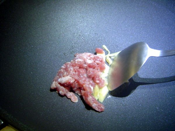 肉末五香豆干炒雪裡紅

1. 雪裡紅切細.豆干切小丁

2. 起油鍋炒香薑.大蒜.辣椒後,加入絞肉炒約8分熟