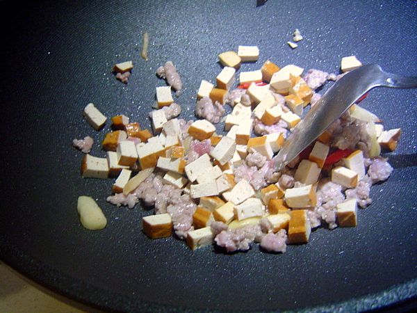 3. 續加入作法(1)的雪裡紅.豆干拌炒