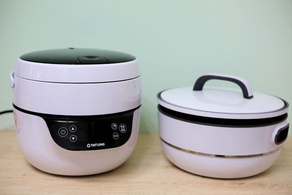 大同2017推出新一代的無水鍋，也就是分離式電子鍋-無水鍋2代，白色機身簡單美型又好看，延續微型廚房、多樣料理的概念，能煮出香Ｑ彈牙的美味米飯，煮粥煮湯、甚至做蛋糕都難不倒它。搭配無水鍋具組，還能做出時下最夯的無水料理、煎炒或燒烤美食。讓料理這件事變得更輕鬆，又能省空間與時間，料理也能很時尚喔！