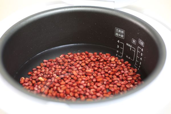 泡好的紅豆放入電子鍋的不沾內鍋中，並加入600cc的水並蓋上鍋蓋。