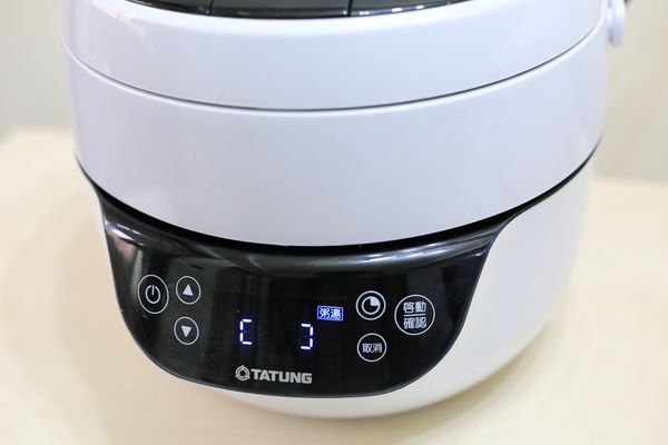 點選智慧型觸控面板，選擇『湯粥』模式。熬煮約50分，在烹煮結束前會自動倒數10分鐘提醒完成。