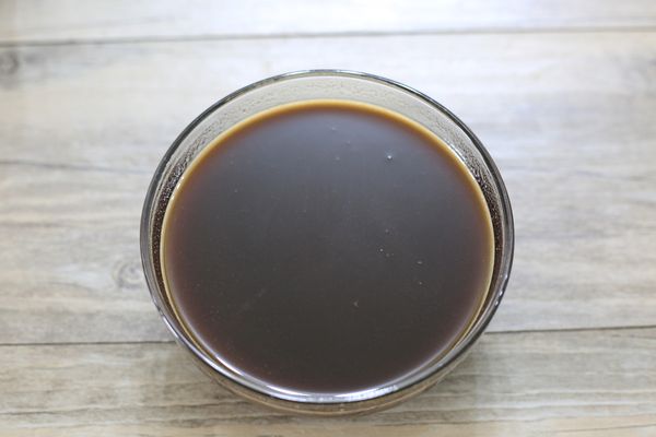 50g黑糖與200g二砂糖加入600cc的溫水(包含紅豆湯水的量)攪拌均勻，讓糖融化。