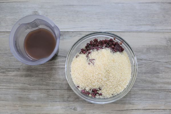 煮好的紅豆，用瀝網分成紅豆湯水或紅豆粒兩部分。紅豆粒趁熱加入150g二砂糖輕輕拌勻避免紅豆破裂。