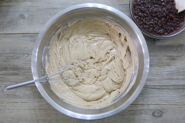 再將糖水拌入糯米粉中。