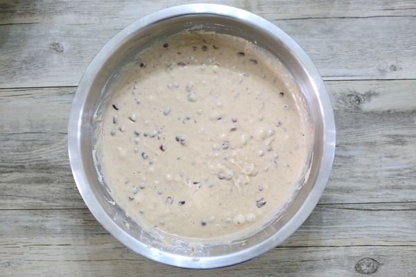 接著將紅豆均勻拌入麵糊中。