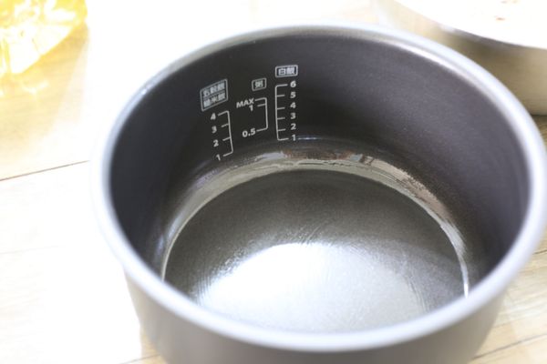 電子鍋的不沾內鍋中塗上薄薄一層食用油，方便好脫模。