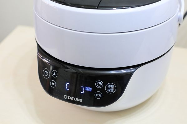 點選智慧型觸控面板，選擇『蛋糕』模式。料理時間約50分鐘，在烹煮結束前會自動倒數10分鐘提醒完成。