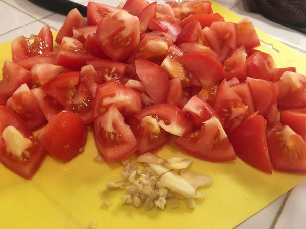 牛蕃茄去蒂切塊（不用去皮），薑切末，蒜切小片
