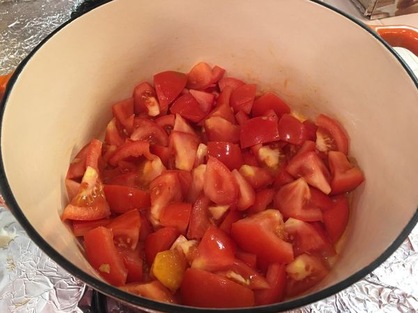 薑末蒜片中火爆香，放入切塊牛蕃茄，炒到微出水，蓋鍋中小火煮10分鐘