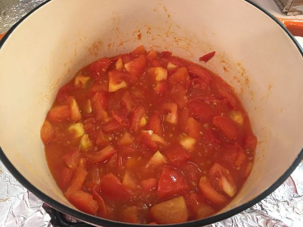 開鍋翻攪一下，此時蕃茄應該軟爛，也不少湯了，繼續蓋鍋，小火燉15分