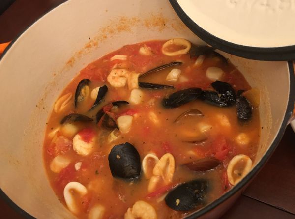 獲得多汁蕃茄湯一鍋，把海鮮丟丟丟進去，繼續小火燉15-20分
起鍋前試一下味道，加鹽、胡椒、巴西利（可不加），完成！