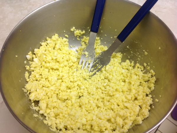 準備工作:
-將5顆水煮蛋剝殼後,用兩隻叉子將其搗碎
-莫拉瑞拉起司(mozarella)切成小小丁,要切的細小些,才方便包入餃子
-培根切小塊,中火煎熟(培根油在本食譜中不會在使用,但可以保留作其他菜色)
-麵粉水調好,可以用網篩過濾一下,以確保沒有粉粒