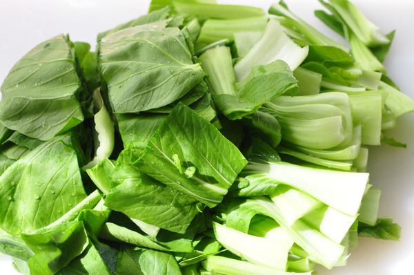 將清江菜洗淨，先將頭切成一小段，平放就像一朵朵花，可以用小刷子沖洗刷乾淨