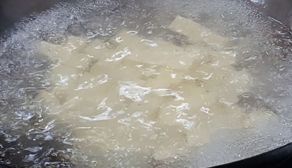 蛋豆腐切成小正方塊泡熱水備用