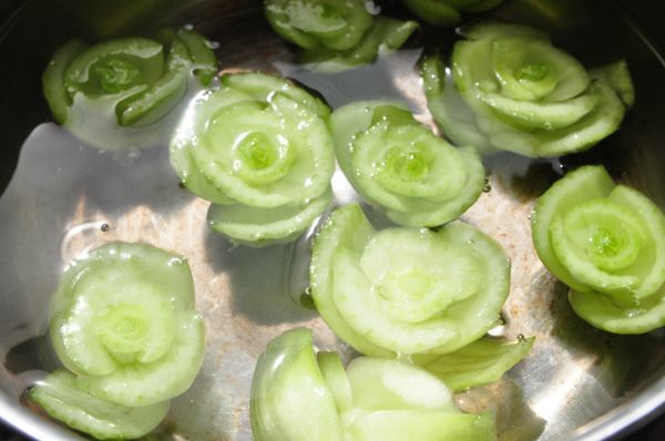 將蒂頭部份以滾水川燙撈起即可