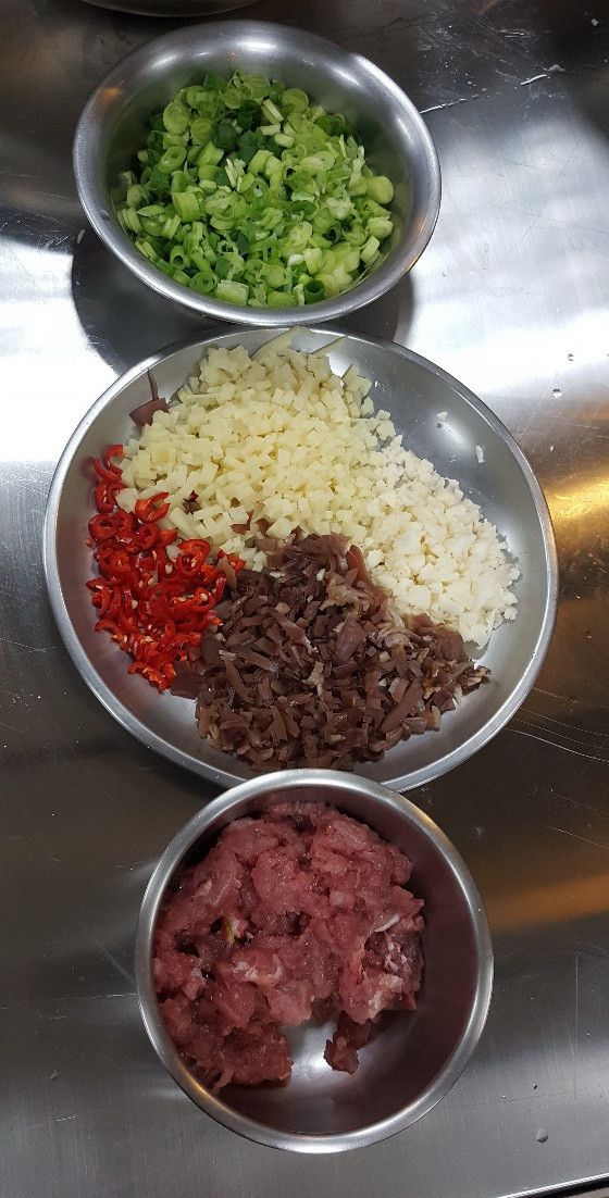 配菜 : 里肌肉剁碎, 辣椒切小珠狀, 蒜頭切末, 蔥切珠花, 馬蹄切小丁狀, 筍切小丁狀備用.