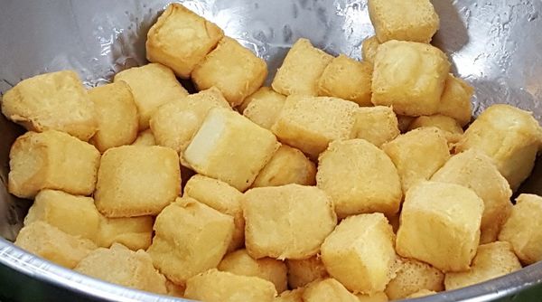 起油鍋, 油熱放下豆腐炸兩面金黃撈起瀝油備用.