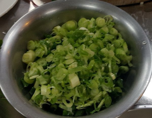 灑上蔥花可起鍋.