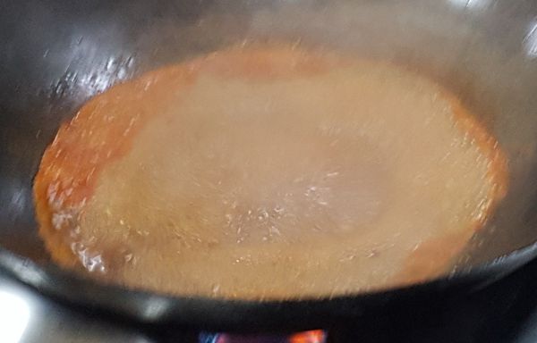 另鍋少油放入剁碎里肌肉, 辣椒, 蒜末及加入辣豆瓣拌炒至肉變色, 先調味加水 (適量) 煮滾再放入炸過蛋豆腐小心翻炒一下入味