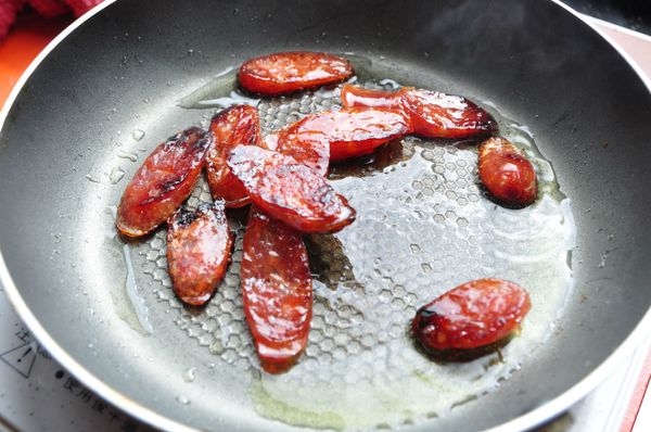 可以使用剛好煎香腸的油來炒這道菜