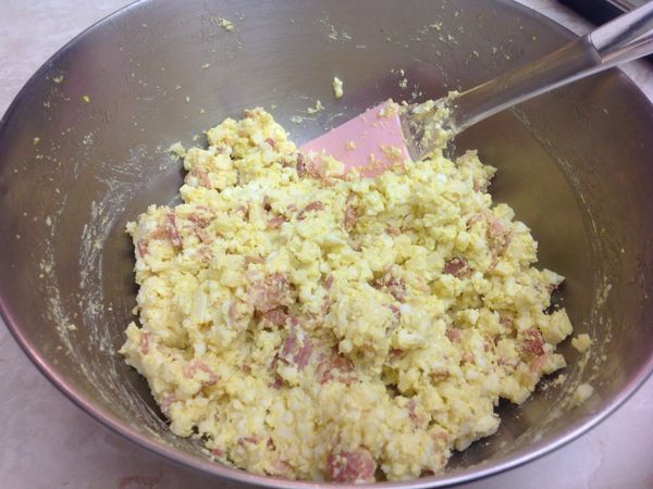 將切成小丁的起司,煎熟的培根小塊,以及搗碎的水煮蛋拌勻,加入3大匙的美乃滋,充分拌勻備用