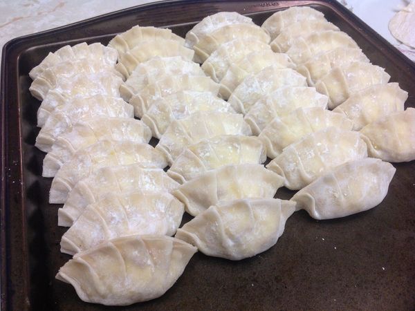 取適量的內餡,以自己喜歡包水餃的方式,將內餡陸續包完,不要包過多,因為起司在融化時會膨脹些,過多的內餡會把皮撐開