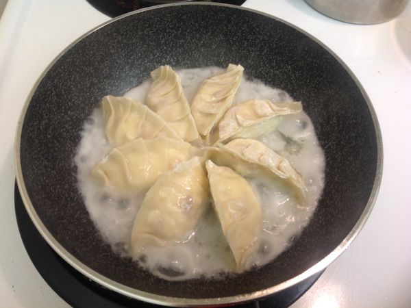 餃子排好後,不用等,直接將麵粉水倒入鍋中,蓋上鍋蓋悶煮,內餡都是熟的,主要是把皮蒸熟. 另外餃子是包完就直接下鍋煎, 麵粉水不需要太多, 大約淹到餃子的底部, 大家可以視自己鍋子的大小來決定水分的多寡, 至於加入的麵粉, 可以參考我食譜的比例; 若是冷凍的餃子, 就需要多一點的水, 請參看下方連結