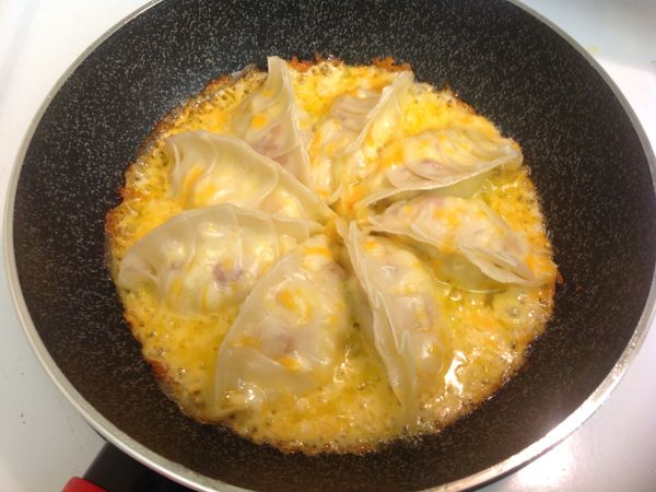 看到起司融化後,就可以打開鍋蓋,再煎一下到邊邊有點焦色,不需要把起司煎到乾,就可以準備起鍋