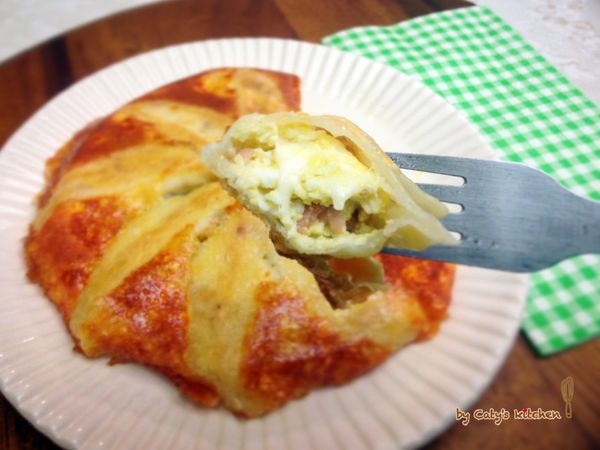 建議大家調製沾醬：醬油適量,加入少許的辣油;醬油和起司非常搭配,還可以解膩,再配上冰冰涼涼的啤酒,真的很好吃喔! 沒煮完的水餃可以直接冷凍,如何用冷凍餃子做煎餃,請參看:冷凍水餃變身煎餃:http://caty2514.pixnet.net/blog/post/345453082