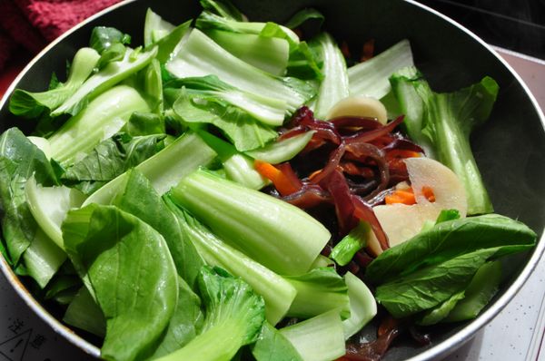 將蒜片、紅蘿蔔絲、木耳爆香後，放入菜梗先炒，最後放入菜葉拌炒，調味即可