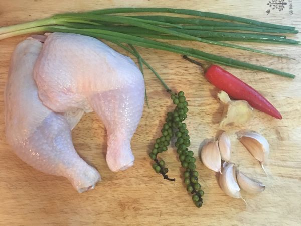 雞腿洗淨瀝乾；蔥和辣椒還有胡椒粒洗淨；薑去皮備用。