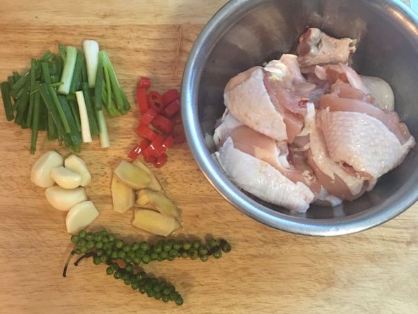 雞腿切塊；蔥切段；辣椒去籽後切圈狀；薑切片；蒜頭去皮。