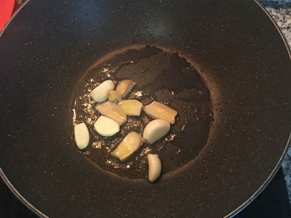 鍋燒熱後放入適量的沙拉油與少許香甜，放入蒜頭與薑片炒出香味。